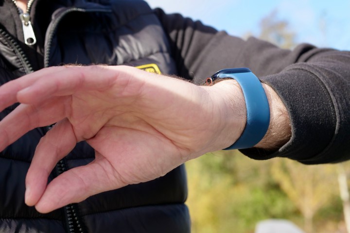 A person using Double Tap on the Apple Watch Series 9.