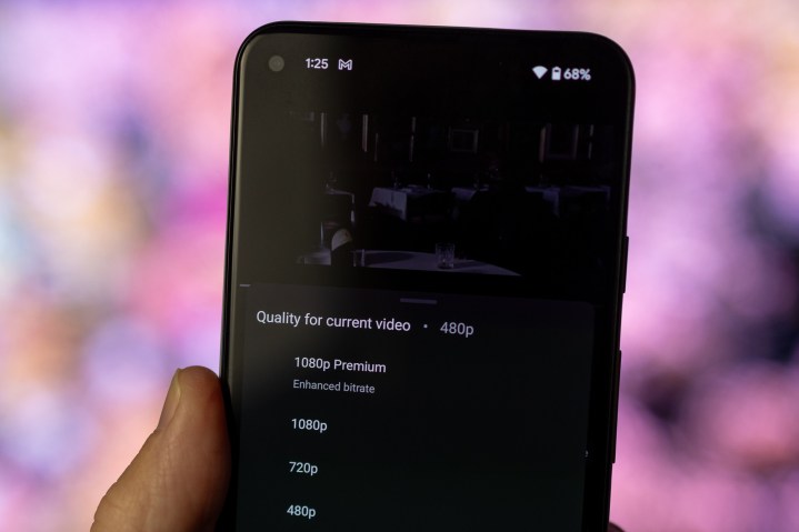 Una pantalla de configuración que muestra la tasa de bits mejorada en la aplicación YouTube en un teléfono Android.