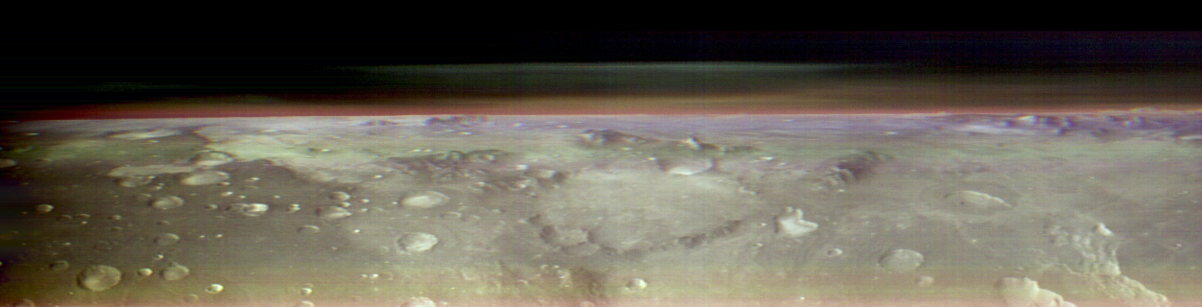 Esta inusual vista del horizonte de Marte fue capturada por el orbitador Odyssey de la NASA utilizando su cámara THEMIS, en una operación que los ingenieros tardaron tres meses en planificar. Está tomada desde unas 250 millas sobre la superficie marciana, aproximadamente la misma altitud a la que la Estación Espacial Internacional orbita la Tierra.