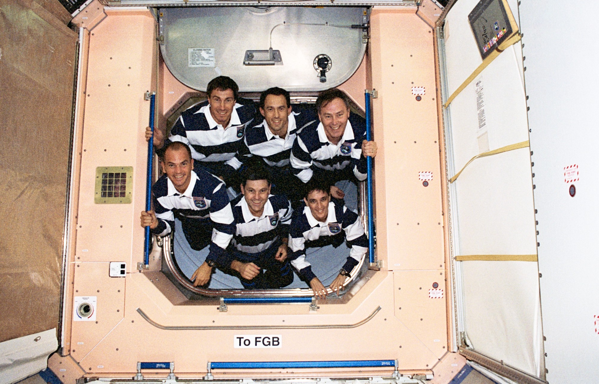 طاقم STS-88، أول مهمة مكوكية إلى محطة الفضاء الدولية في عام 1998.