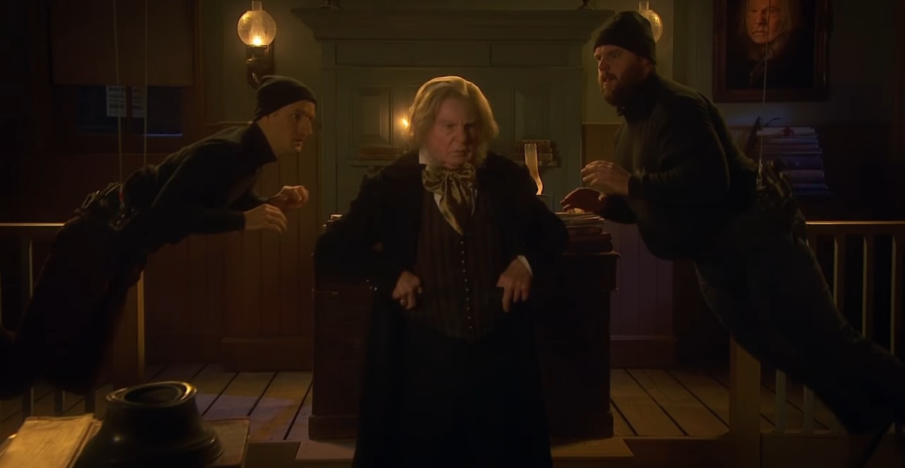 Dos hombres intentan secuestrar a un actor que interpreta a Ebenezer Scrooge en "A Christmas Carol Goes Wrong".