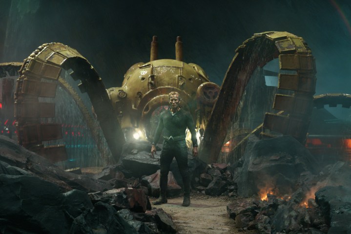 Una máquina se eleva detrás de Orm en Aquaman y el Reino Perdido.