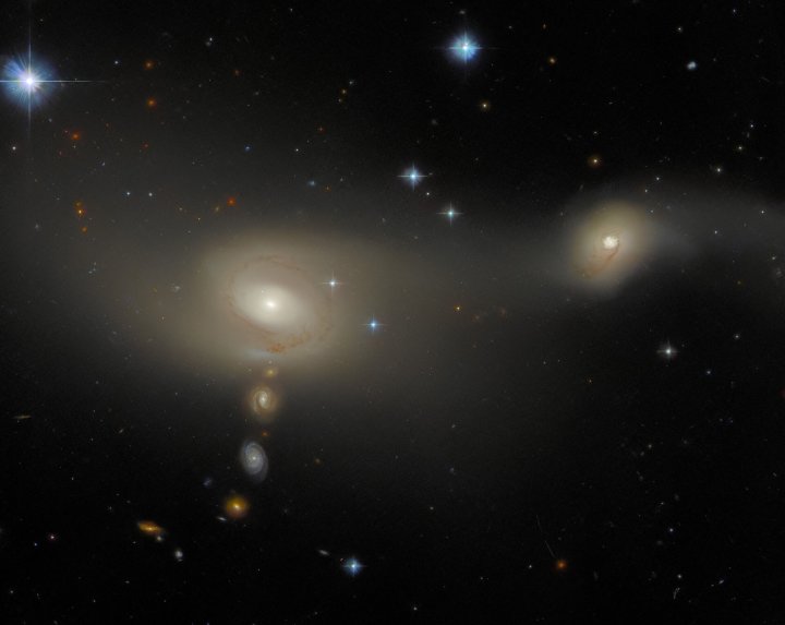 Un sistema de galaxias en interacción conocido como Arp-Madore 2105-332, que se encuentra a unos 200 millones de años luz de la Tierra en la constelación de Microscopium. 