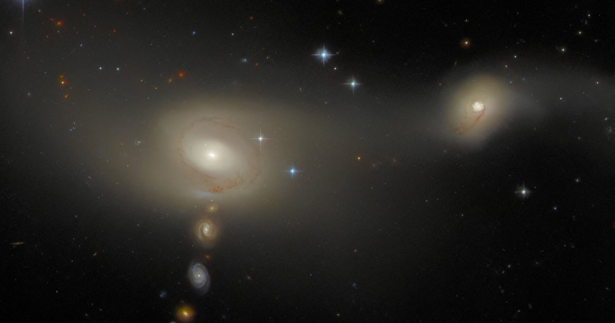 هابل تشکیلاتی از کهکشان‌ها را به تصویر می‌کشد که به‌خوبی در کنار هم قرار گرفته‌اند