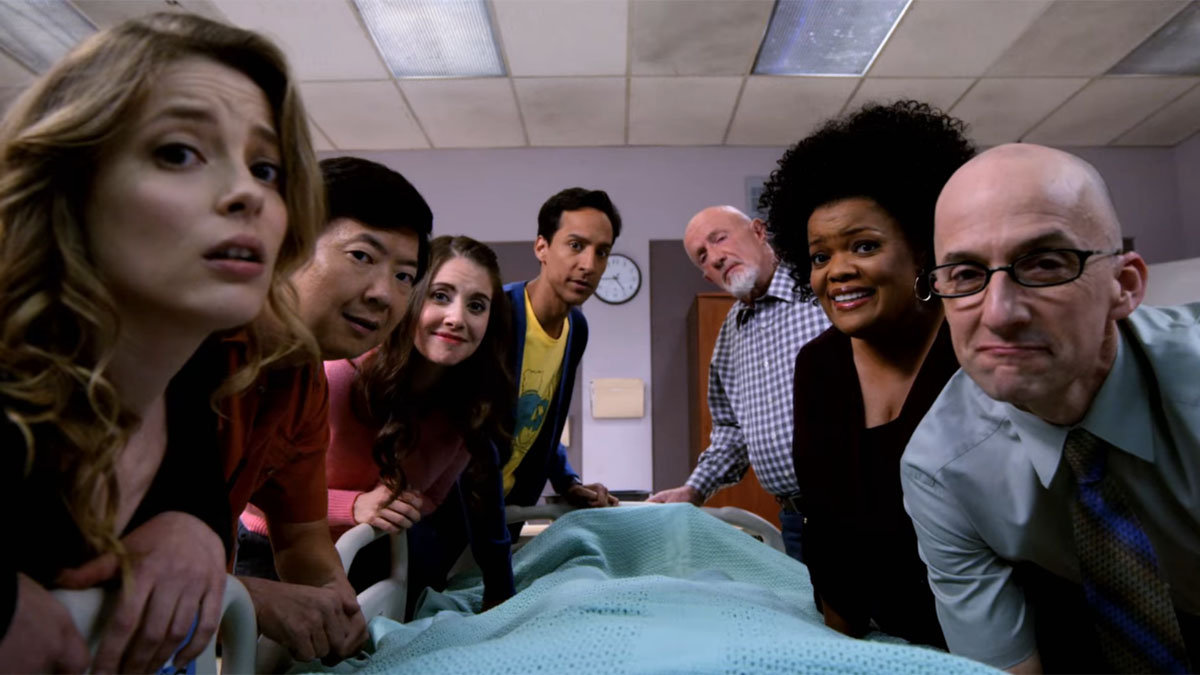 بازیگران Community دور تخت بیمارستان جف جمع می شوند.