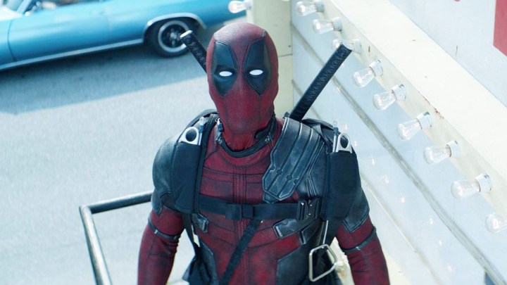 Wade Wilson mira hacia la cámara en Deadpool.