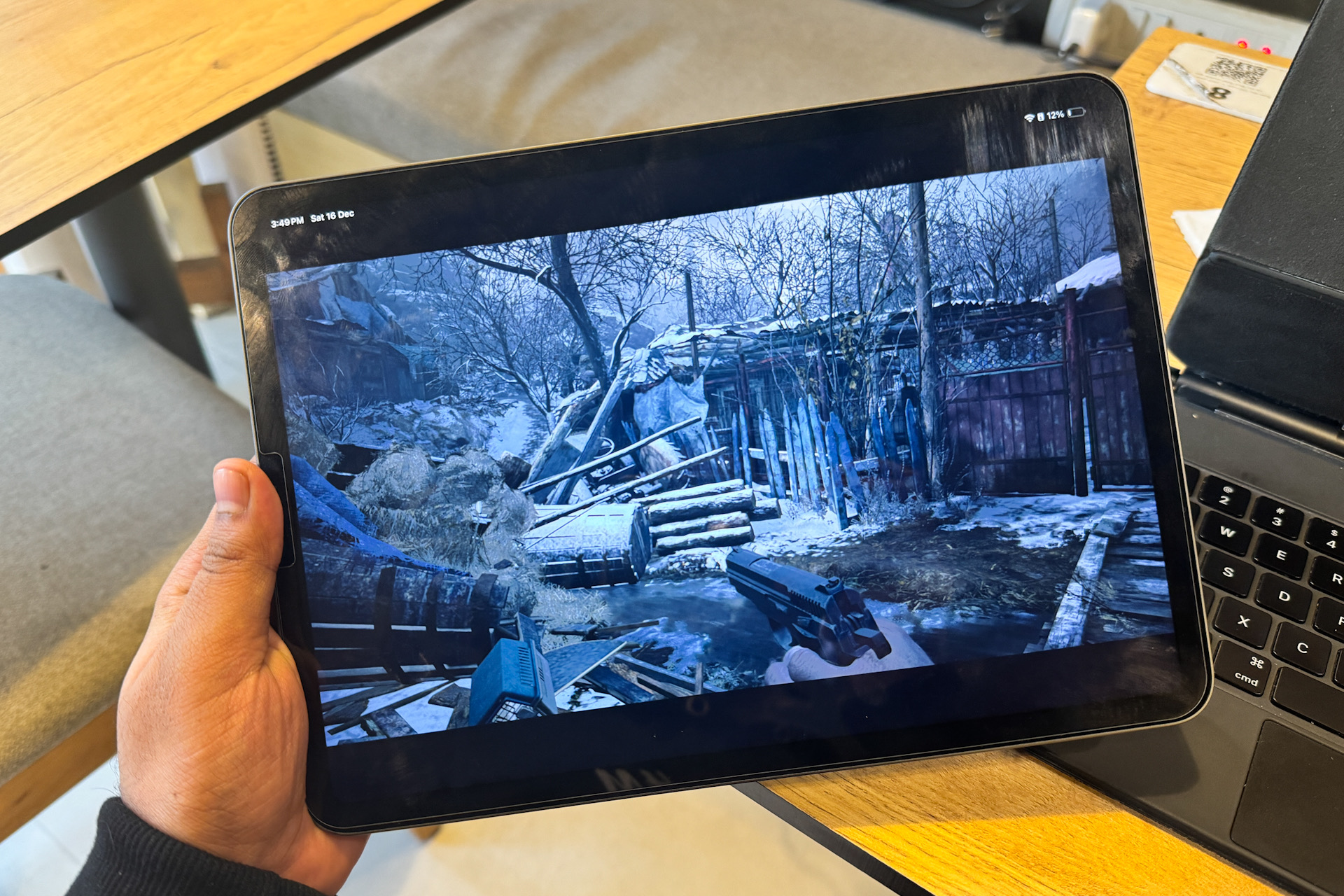 Охота с ружьем в Resident Evil Village на iPad Pro.
