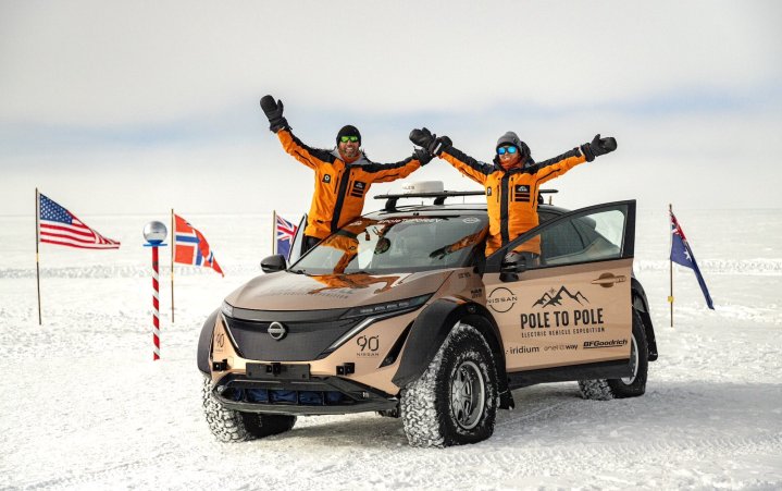 Chris y Julie Ramsey en su vehículo eléctrico en el Polo Sur.