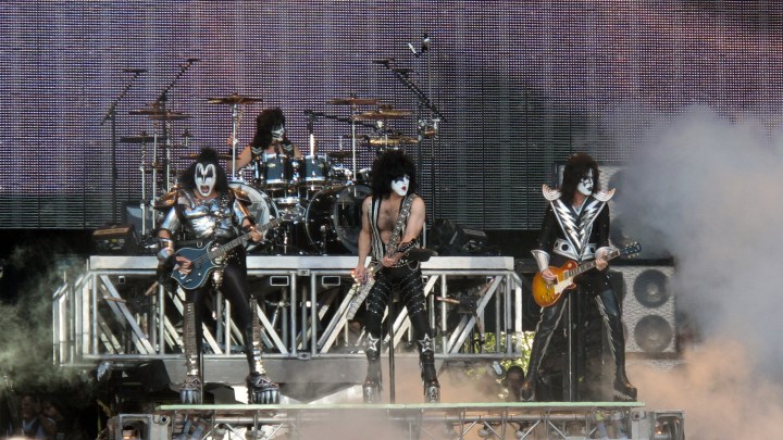La banda de rock Kiss en concierto.