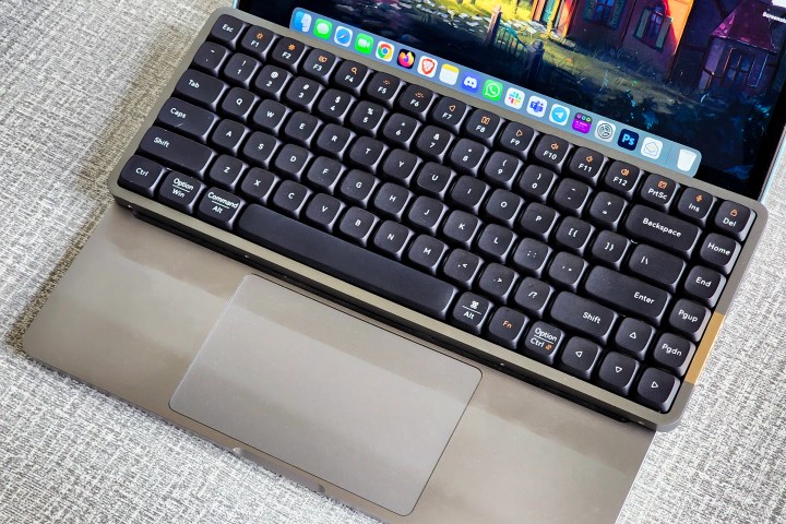 Tastiera meccanica a basso profilo Lofree Flow su un Apple MacBook Pro da 13 pollici.