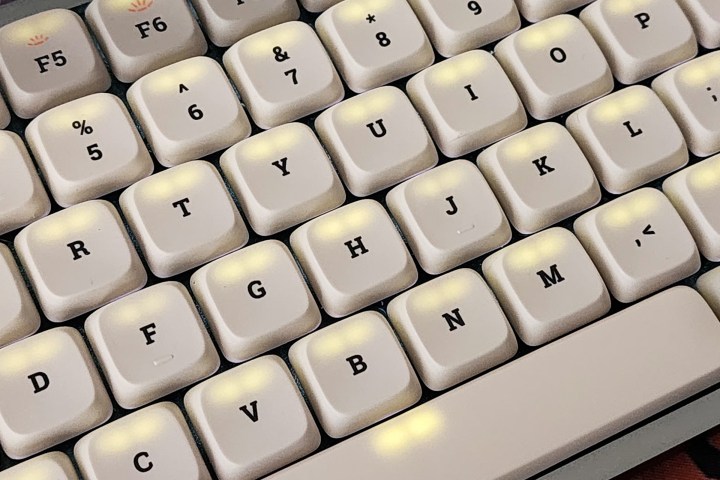 Retroilluminazione attraverso i copritasti bianchi retro dye-sub PBT sulla tastiera meccanica a basso profilo Lofree Flow.