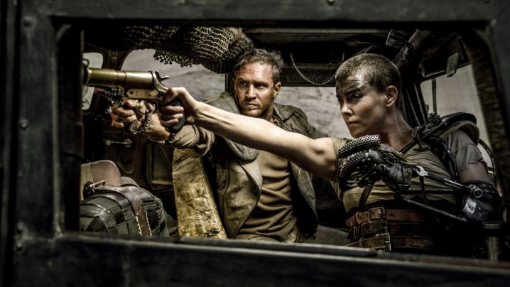 Tom Hardy e Charlize Theron como Max e Furiosa em Mad Max: Estrada da Fúria.