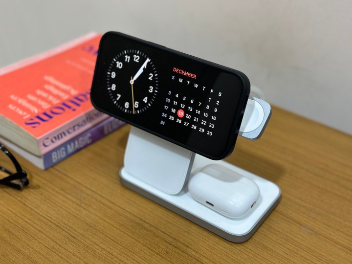 Nomad Stand One Max with iPhone 15 Pro in StandBy without Apple Watch.