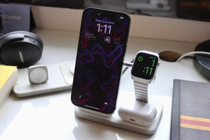 Nomad Stand One Max with iPhone 14 Pro Max, Apple Watch SE and AirPods Pro.
