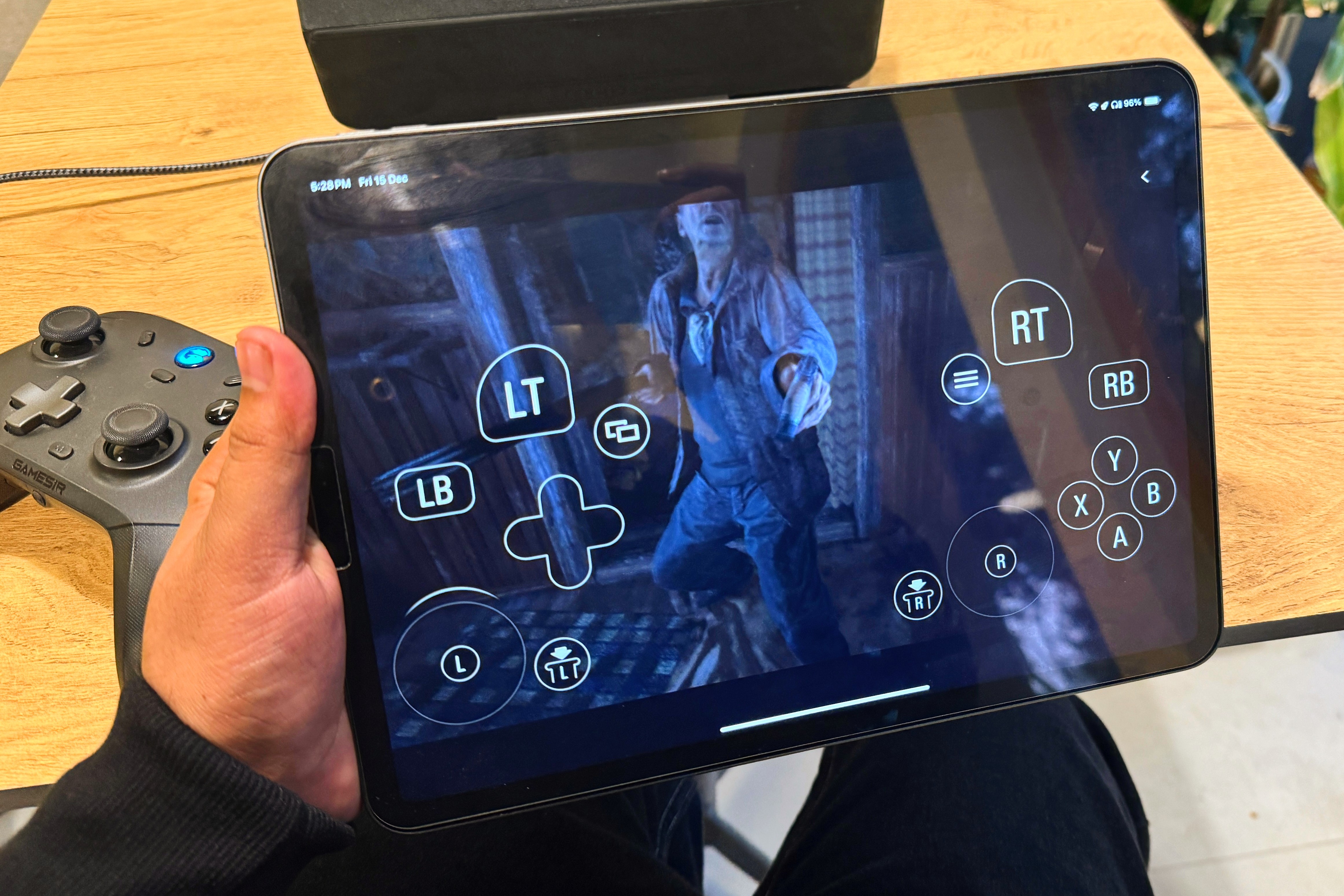Сенсорное управление в Resident Evil Village на iPad Pro.