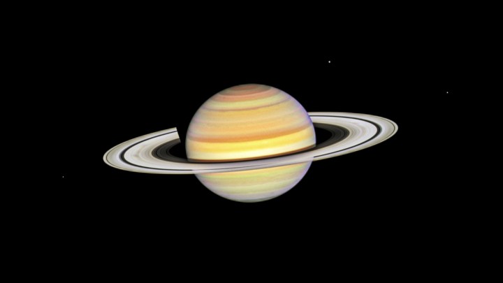 Esta foto de Saturno fue tomada por el Telescopio Espacial Hubble de la NASA el 22 de octubre de 2023, cuando el planeta anillado estaba aproximadamente a 850 millones de millas de la Tierra. La visión ultra nítida del Hubble revela un fenómeno llamado radios anulares. Los radios de Saturno son características transitorias que giran junto con los anillos. Su aspecto fantasmal sólo persiste durante dos o tres rotaciones alrededor de Saturno. Durante los períodos activos, los radios recién formados se suman continuamente al patrón.