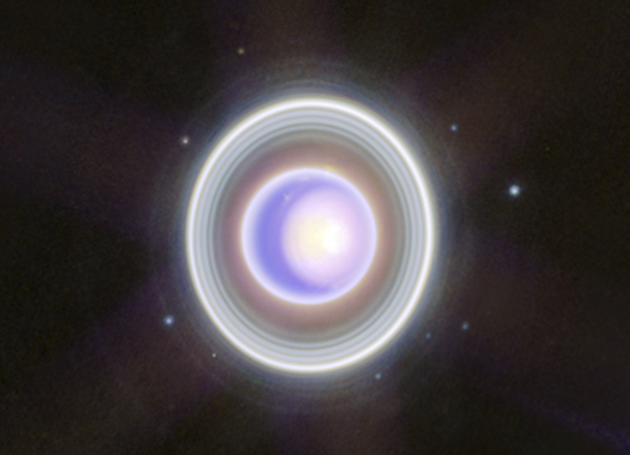 Esta imagen de Urano tomada por NIRCam (Cámara de Infrarrojo Cercano) en el Telescopio Espacial James Webb de la NASA muestra el planeta y sus anillos con una nueva claridad. La imagen de Webb captura exquisitamente el casquete polar norte estacional de Urano, incluido el casquete interior blanco brillante y el carril oscuro en la parte inferior del casquete polar. Los tenues anillos interior y exterior de Urano también son visibles en esta imagen, incluido el escurridizo anillo Zeta, el anillo extremadamente débil y difuso más cercano al planeta.