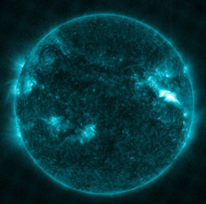 El Observatorio de Dinámica Solar de la NASA capturó esta imagen de una erupción solar, como se ve en el destello brillante en la parte superior derecha, el 14 de diciembre. La imagen muestra un subconjunto de luz ultravioleta extrema que resalta el material extremadamente caliente en llamaradas y que está coloreado en verde azulado.