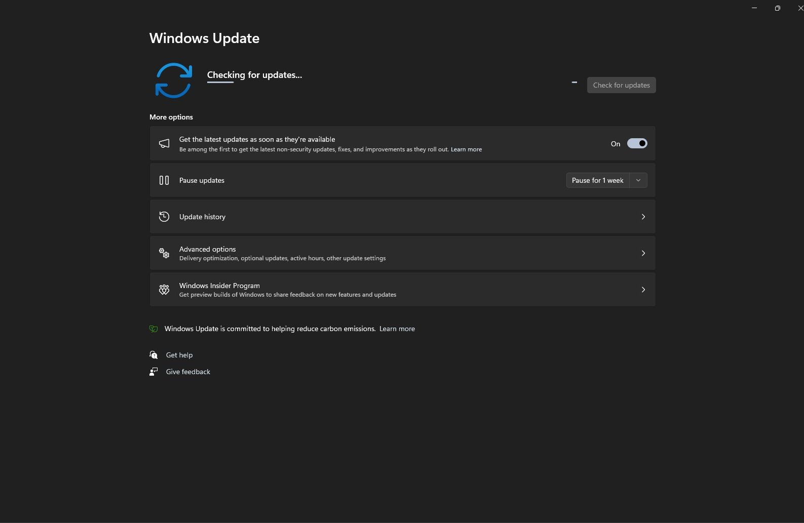 Captura de pantalla de la configuración de Windows 11 buscando las últimas actualizaciones.
