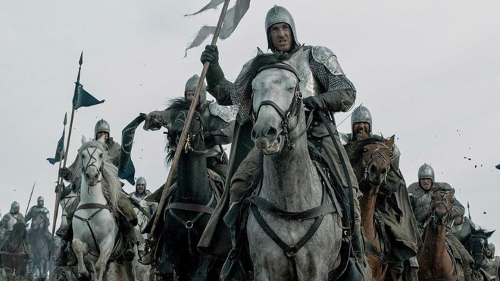 Un caballero al frente de una brigada a caballo en una escena de Juego de Tronos.
