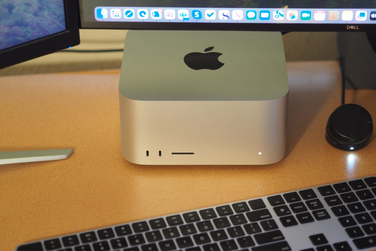 نمای بالا به پایین Apple Mac Studio که کامپیوتر و صفحه کلید را نشان می دهد.