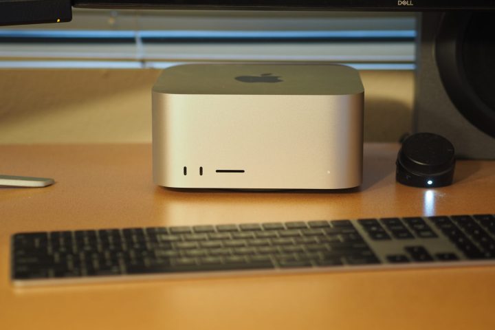 Bağlantı noktalarını gösteren Apple Mac Studio ön görünümü.
