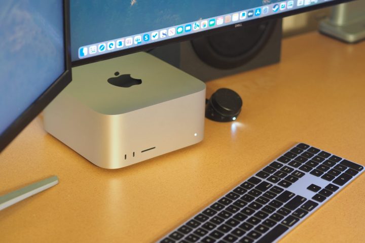 منظر من أعلى إلى أسفل لـ Apple Mac Studio يُظهر الكمبيوتر الشخصي ولوحة المفاتيح.
