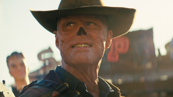 Un hombre con sombrero de vaquero y sin nariz en una escena de Fallout.