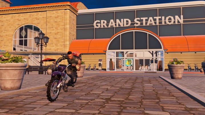 Un jugador conduce una motocicleta a través de Reckless Railways en Fortnite.