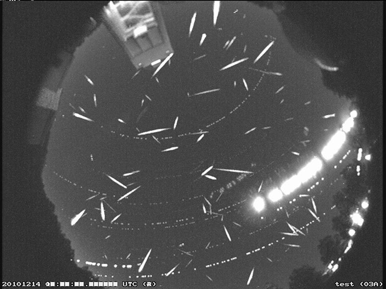 Más de 100 meteoros están registrados en esta imagen compuesta tomada durante el pico de la lluvia de meteoros Gemínidas en 2014. 