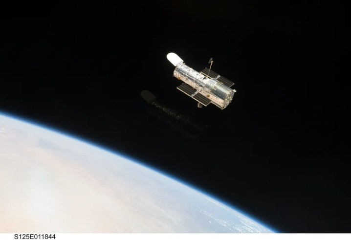 जैसा कि अंतरिक्ष यान से देखा गया, हबल पृथ्वी से 300 मील से अधिक ऊपर परिक्रमा कर रहा है।