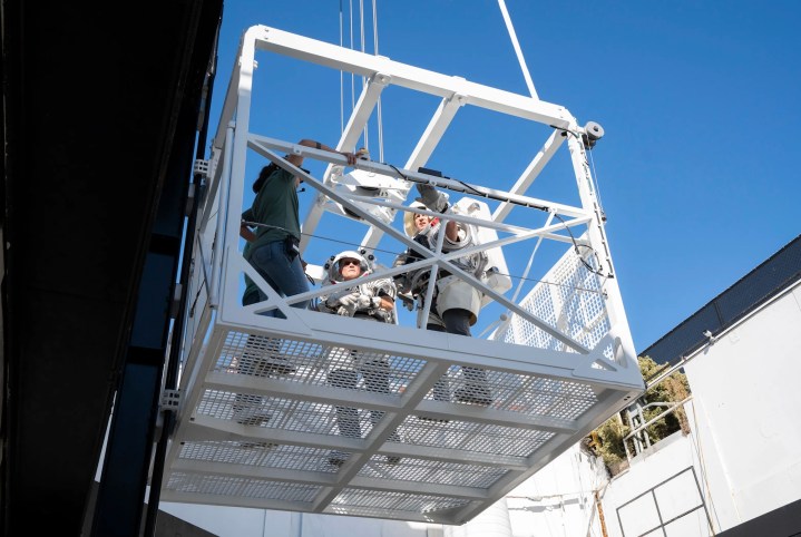Dos astronautas de la NASA prueban un ascensor para la misión lunar Artemis III.