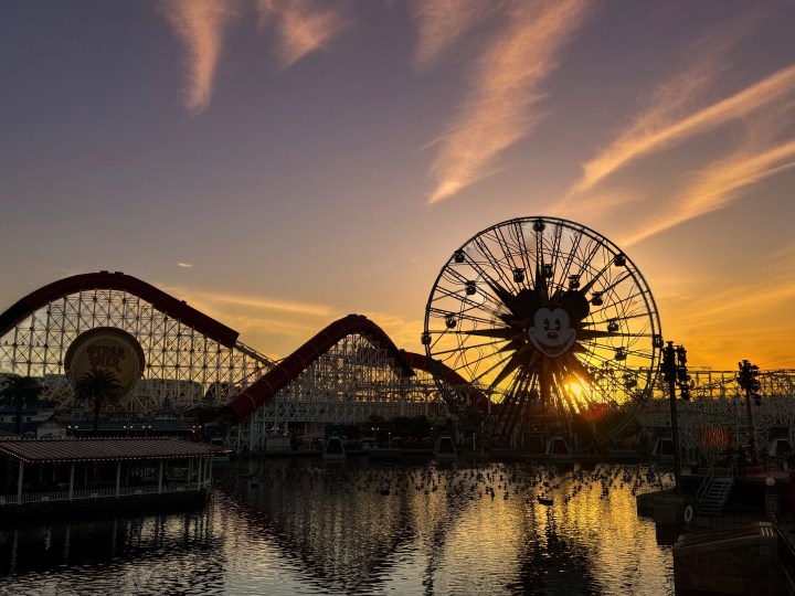 عکس Pixar Pier در Disney California Adventure با ویرایشگر Magic در Google Pixel 8 Pro ویرایش شده است.