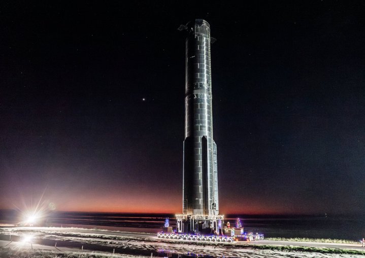 El propulsor Super Heavy de SpaceX en camino a la plataforma de lanzamiento.