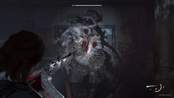 Ellie combat un roi des rats dans The Last of Us Part 2 Remastered.