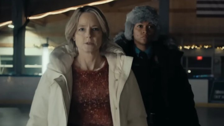 Dos mujeres de pie juntas con abrigos de invierno mirando algo en una escena de True Detective" Night Country.