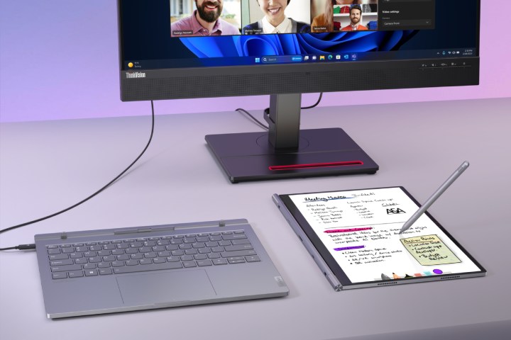 El ThinkBook Plus Hybrid conectado a un monitor con la tableta desconectada.