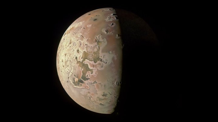 Esta imagen que revela la región polar norte de la luna joviana Io fue tomada el 15 de octubre por Juno de la NASA. Tres de los picos montañosos visibles en la parte superior de la imagen, cerca de la línea divisoria entre el día y la noche, fueron observados aquí por primera vez por la JunoCam de la nave espacial.