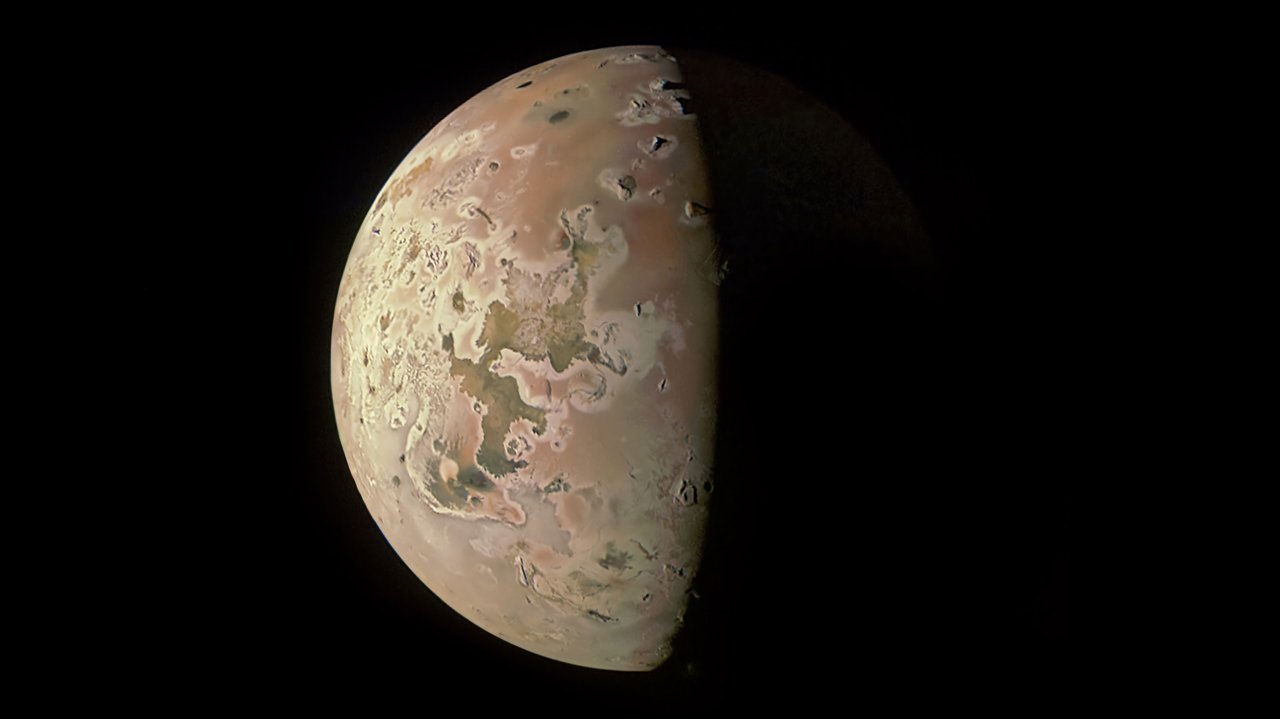 Esta imagen que revela la región polar norte de la luna joviana Io fue tomada el 15 de octubre por Juno de la NASA. Tres de los picos montañosos visibles en la parte superior de la imagen, cerca de la línea divisoria entre el día y la noche, fueron observados aquí por primera vez por la JunoCam de la nave espacial.