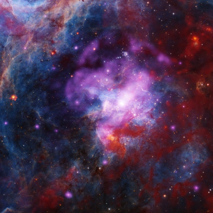 Este conjunto de datos profundo de Chandra de los restos de una supernova conocida como 30 Doradus B (30 Dor B) revela evidencia de más de una explosión de supernova en la historia de este remanente. Las estructuras inusuales en los datos de Chandra no pueden explicarse por una sola explosión. Estas imágenes de 30 Dor B también muestran datos ópticos del telescopio Blanco en Chile, y datos infrarrojos de Spitzer. Datos adicionales del Hubble resaltan las características nítidas de la imagen. 