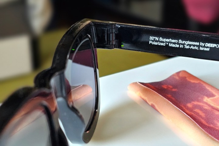 Deep Optics 32°N Sonnenbrille mit LED-Anzeige.