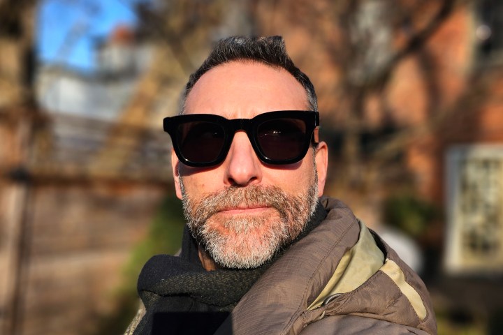 Simon Cohen met een Deep Optics 32°N-zonnebril.