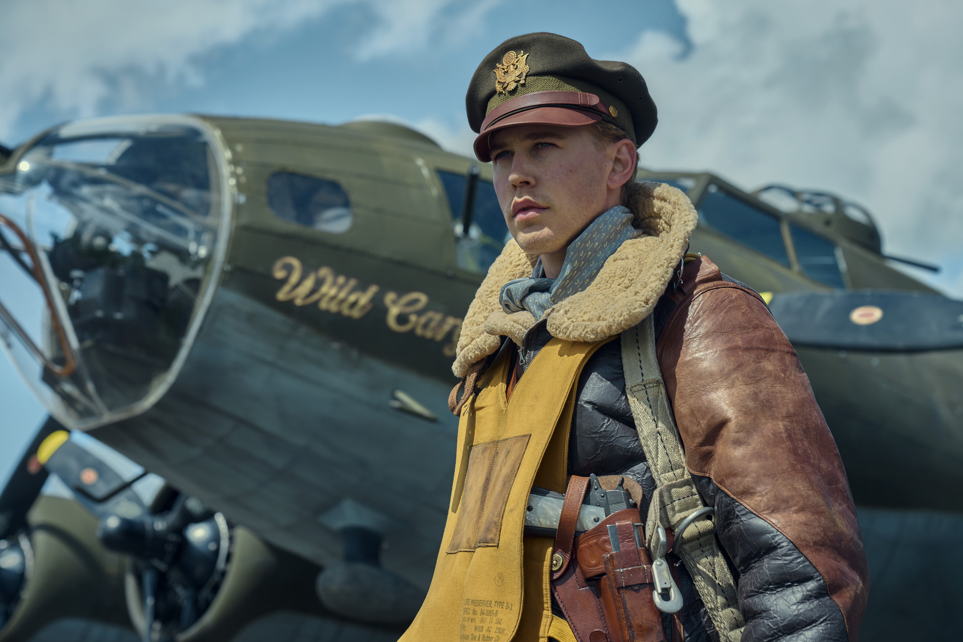 Austin Butler está ao lado de um avião da Segunda Guerra Mundial em Masters of the Air.