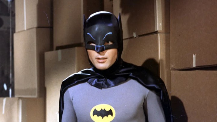 Adam West dans le rôle de Batman dans Batman.