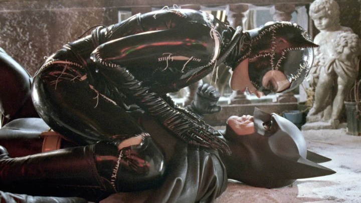 La Catwoman de Michelle Pfeiffer se trouve au sommet du Batman de Michael Keaton dans Batman Returns.