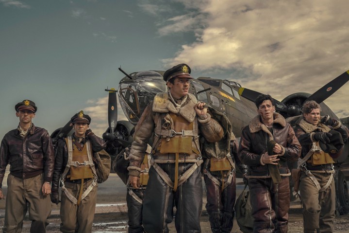 Callum Turner aparece com um grupo de pilotos da Segunda Guerra Mundial em Masters of the Air.