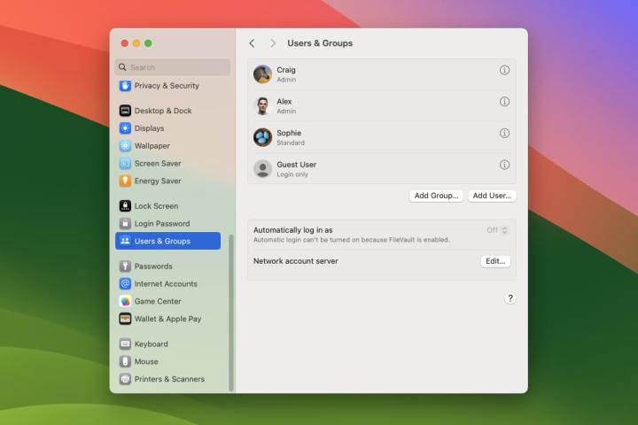 برنامه تنظیمات در macOS Sonoma لیستی از کاربران مک را نمایش می دهد.