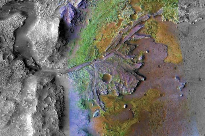 El cráter Jezero en Marte, que muestra un delta donde una vez se ubicó un antiguo lago.