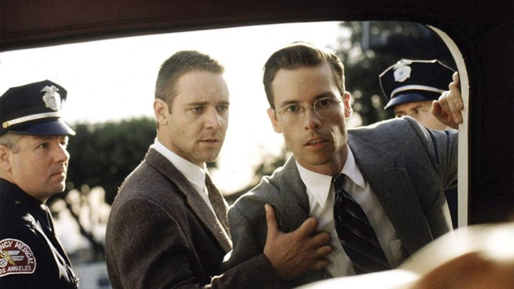 Russell Crowe y Guy Pierce como Bud y Exley mirando dentro de un coche en L.A. Confidential.