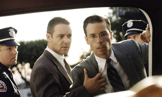 Russell Crowe and Guy Pierce as Bud and Exley looking into a car in L.A. Confidential.